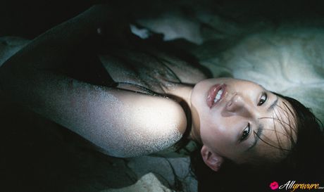 アジアの表紙ガール、優木まおみがドレスとパンティーを脱いで裸になる