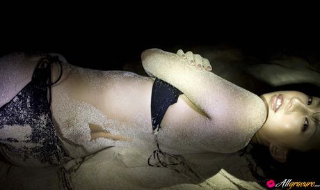 A: アジアの表紙ガール、優木まおみがドレスとパンティーを脱いで裸になる