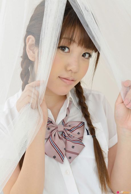 Asiatisk teenager Mizuho Shiraishi afslører sine små bryster og poserer i en skoleuniform