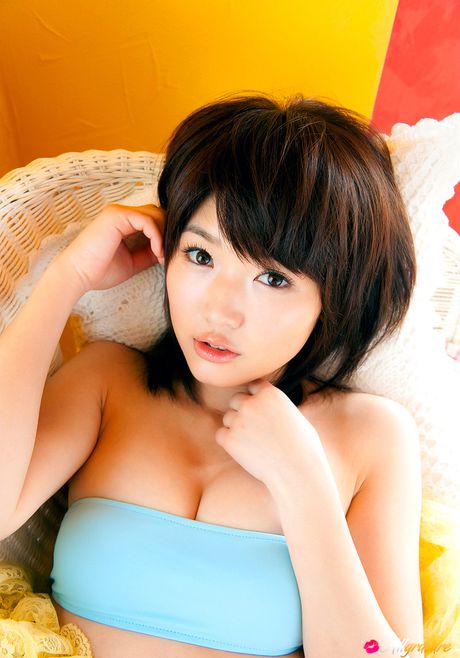 茶色の目をした日本の美女、木嶋のりこが大きな胸とお尻を披露