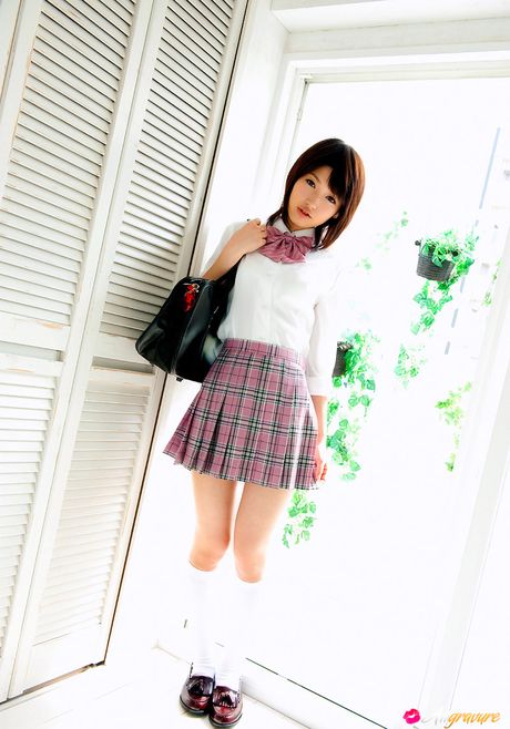 茶色の目をした日本の美女、木嶋のりこが大きな胸とお尻を披露