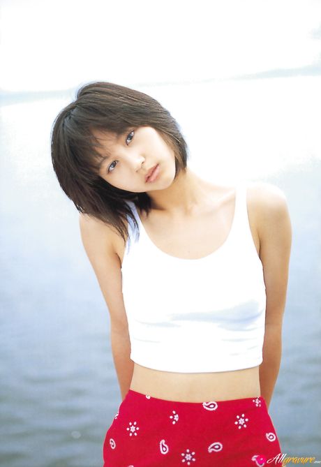 アジアの表紙ガール、堀北真希がセクシーな方法で彼女の猫を弄ぶ