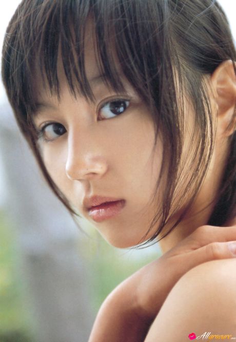 アジアの表紙ガール、堀北真希がセクシーな方法で彼女の猫を弄ぶ