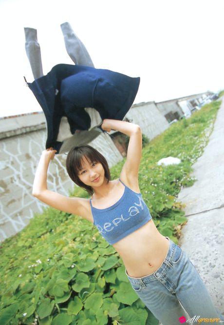 アジアの表紙ガール、堀北真希がセクシーな方法で彼女の猫を弄ぶ