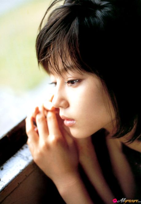 アジアの表紙ガール、堀北真希がセクシーな方法で彼女の猫を弄ぶ