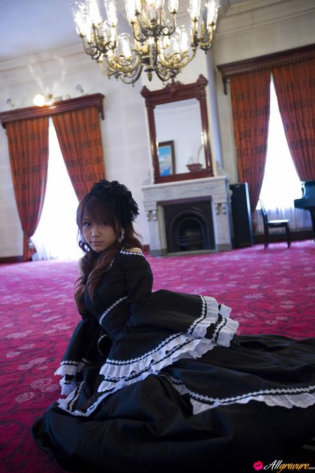 茶髪の田中れいなが赤いドレスでセクシーなボディを際立たせている