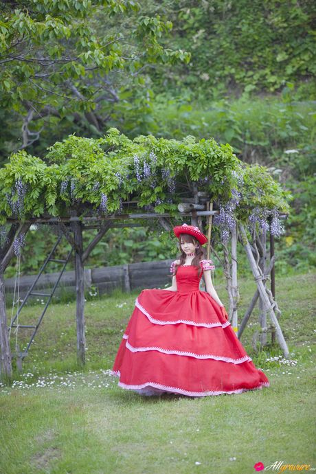 棕髮的田中玲奈身穿紅色洋裝凸顯性感身材