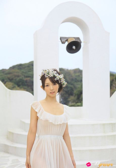 亞洲女孩 Neo 在花園裡凸顯她的小乳房並展示她的完美身材