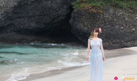 亞洲女孩 Neo 在花園裡凸顯她的小乳房並展示她的完美身材