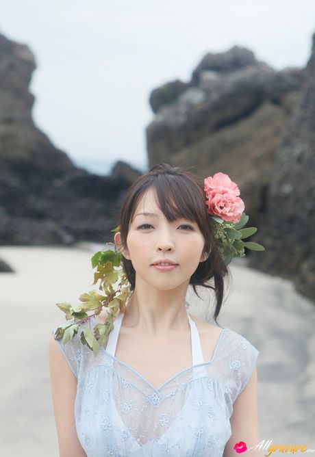 亞洲女孩 Neo 在花園裡凸顯她的小乳房並展示她的完美身材