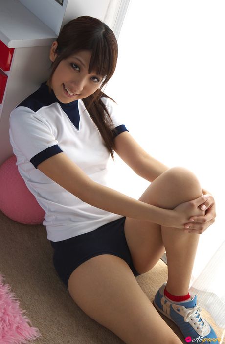 亞洲娃娃 Asami Tsubaki 赤腳在瑜珈墊上裸體