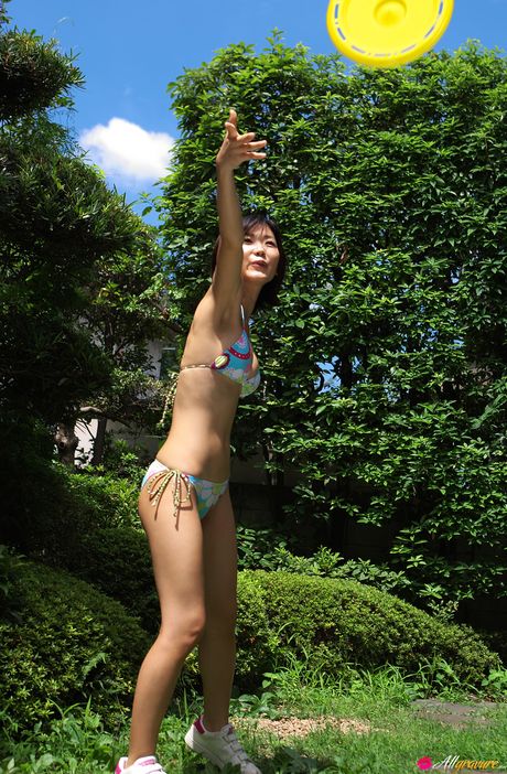 アジアのティーン、木嶋のりこが花畑で毛布の上で裸になる