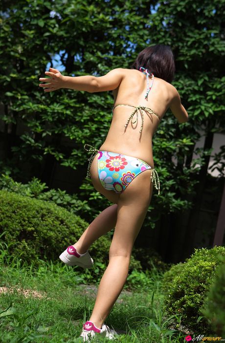 アジアのティーン、木嶋のりこが花畑で毛布の上で裸になる