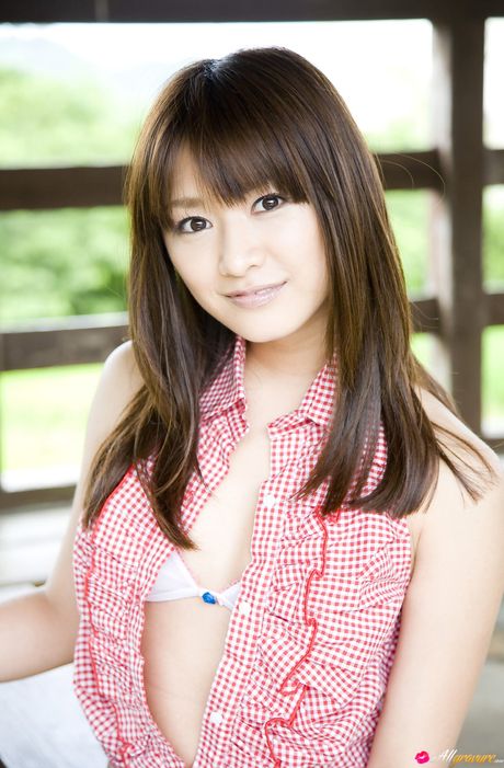 アジアンドールの鎌田夏海がニーハイソックスを履いてソファで裸になる