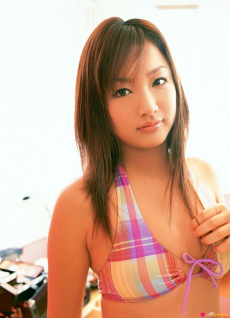 亞洲娃娃工藤里沙在手指操之前脫下比基尼