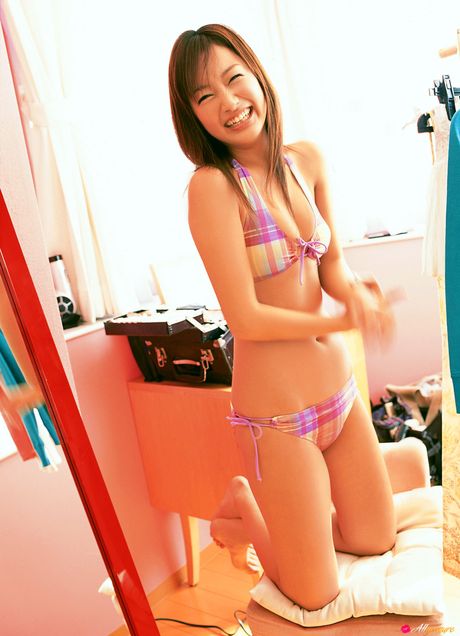 亞洲娃娃工藤里沙在手指操之前脫下比基尼