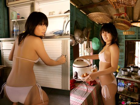 Bikiniklædt Yoko Kumada stripper og viser sine enorme bryster frem i en solo