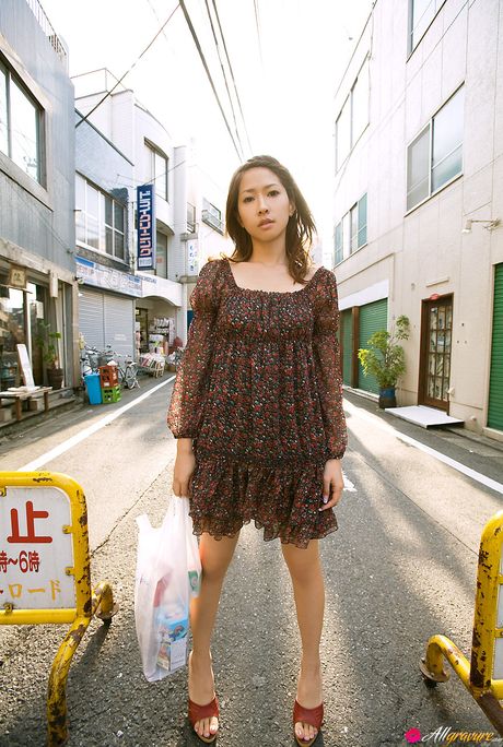 棕色眼睛的 Ayano Washizu 是一位日本美女，她喜歡