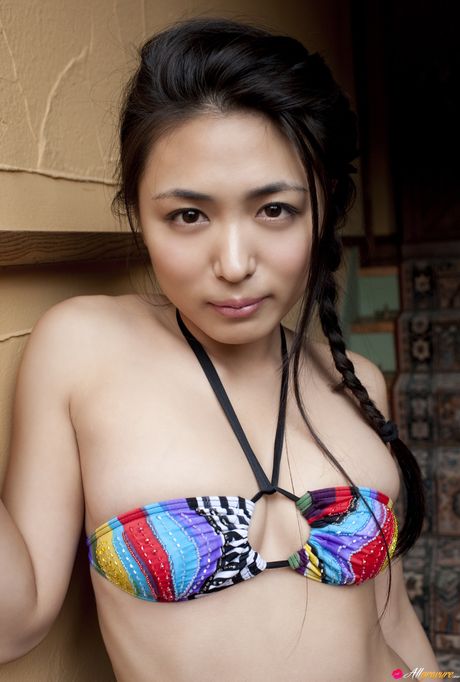 亞洲寶貝 Yukie Kawamura 在泳池裡脫衣服並用手指自慰