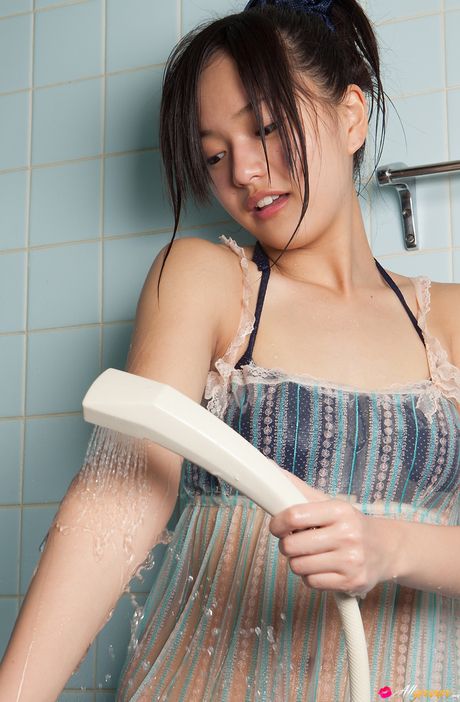 Asian beauty Mayumi Yamanaka gets naked before taking a shower