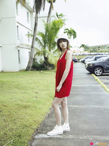 Den asiatiske covergirl Akina Minami viser sine flade bryster og klæder sig af til modelsessionen i en solo