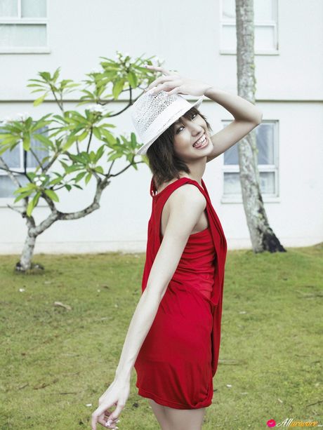 Den asiatiske covergirl Akina Minami viser sine flade bryster og klæder sig af til modelsessionen i en solo