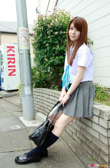 アジア美人の浅名しおりが、素敵なおっぱいを披露し、制服姿でポーズをとる