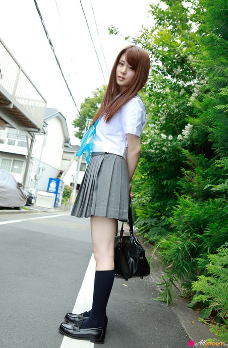 アジア美人の浅名しおりが、素敵なおっぱいを披露し、制服姿でポーズをとる