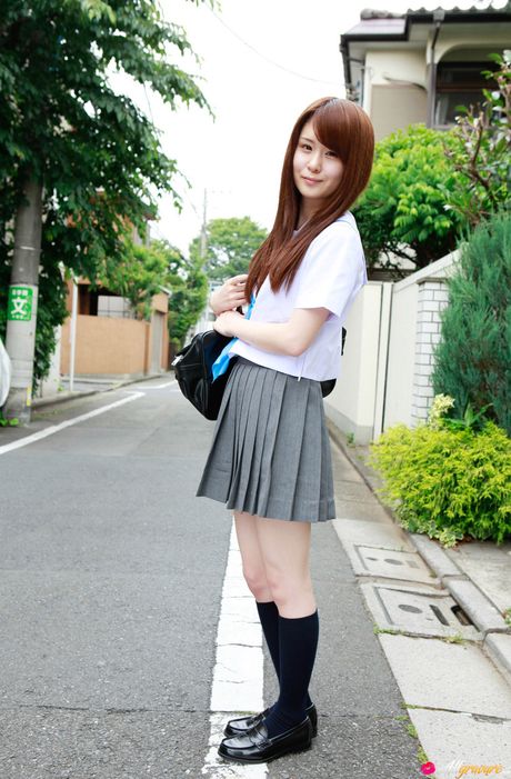 アジア美人の浅名しおりが、素敵なおっぱいを披露し、制服姿でポーズをとる