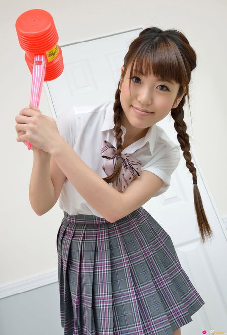 可愛的日本女學生白石瑞穗穿著裙子展示她的小乳房並擺姿勢