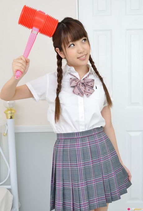 可愛的日本女學生白石瑞穗穿著裙子展示她的小乳房並擺姿勢