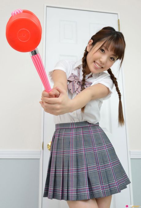 可愛的日本女學生白石瑞穗穿著裙子展示她的小乳房並擺姿勢