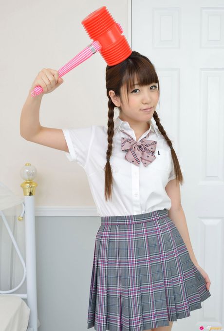 可愛的日本女學生白石瑞穗穿著裙子展示她的小乳房並擺姿勢