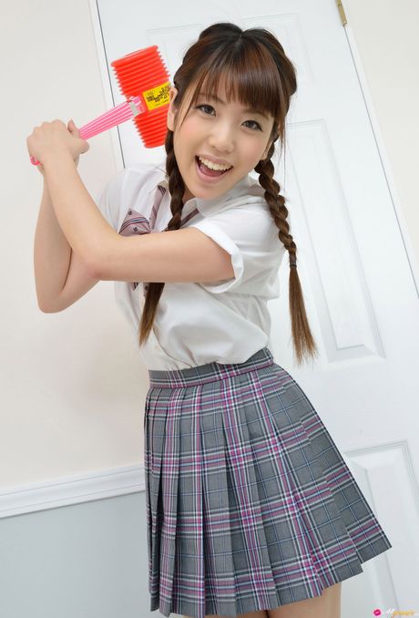 可愛的日本女學生白石瑞穗穿著裙子展示她的小乳房並擺姿勢