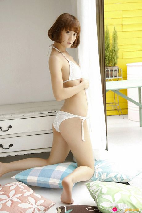 Henrivende japansk teenager Ayaka Komatsu præsenterer sine små bryster og poserer i en bikini