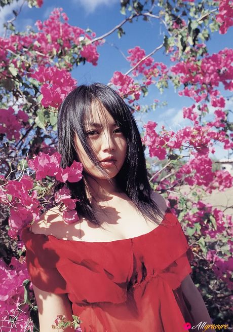 亞洲封面女郎 Sayaka Isoyama 展示她美麗的乳房並穿著比基尼擺姿勢