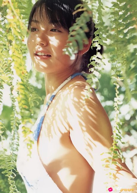 亞洲封面女郎 Sayaka Isoyama 展示她美麗的乳房並穿著比基尼擺姿勢