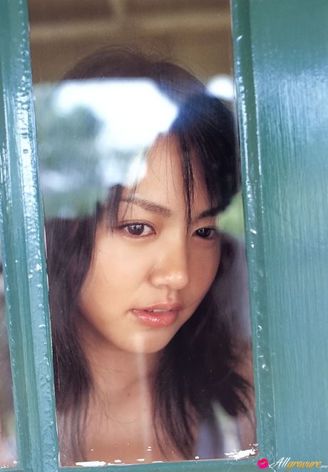 亞洲封面女郎 Sayaka Isoyama 展示她美麗的乳房並穿著比基尼擺姿勢