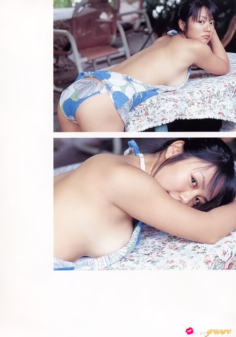 亞洲封面女郎 Sayaka Isoyama 展示她美麗的乳房並穿著比基尼擺姿勢