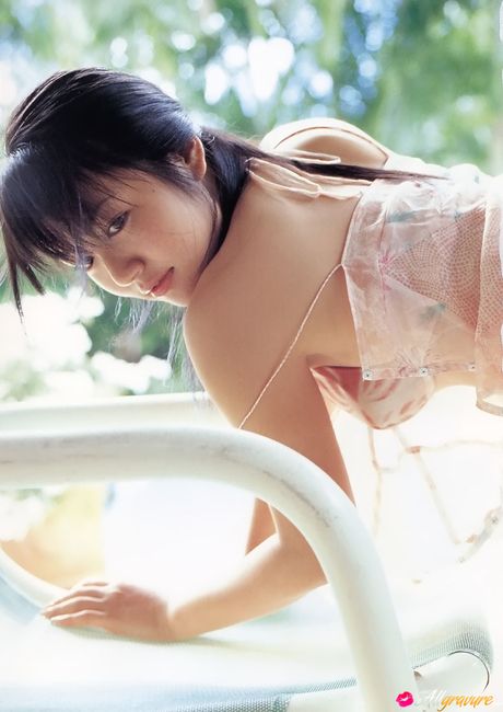 亞洲封面女郎 Sayaka Isoyama 展示她美麗的乳房並穿著比基尼擺姿勢