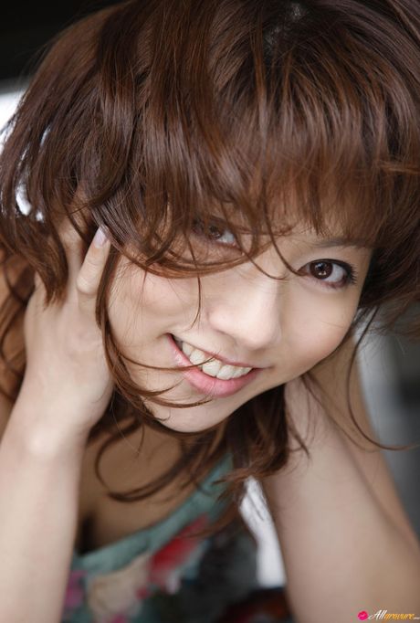 アジアのティーンマリー・カイが小さなおっぱいを披露し、ソロでポーズをとる