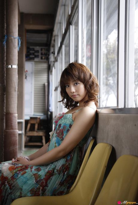 アジアのティーンマリー・カイが小さなおっぱいを披露し、ソロでポーズをとる