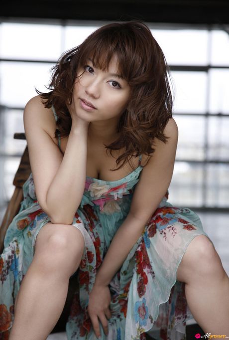 アジアのティーンマリー・カイが小さなおっぱいを披露し、ソロでポーズをとる