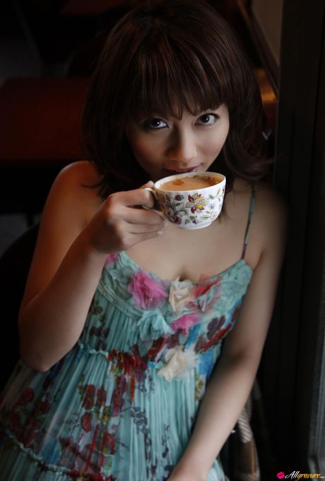 アジアのティーンマリー・カイが小さなおっぱいを披露し、ソロでポーズをとる