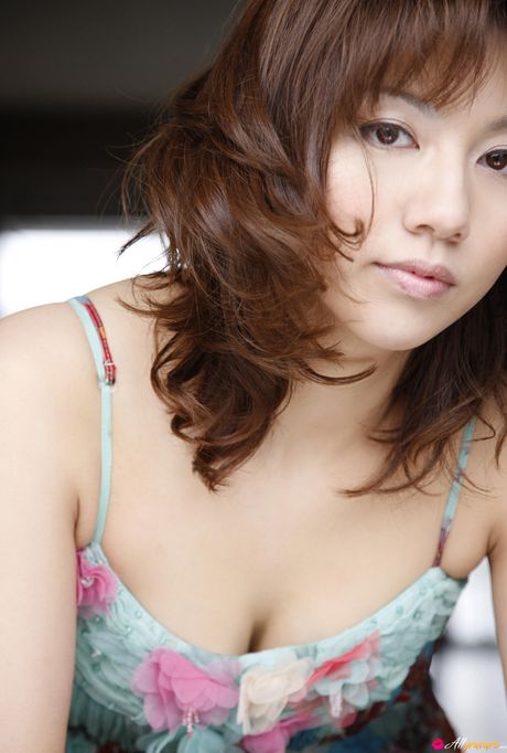 アジアのティーンマリー・カイが小さなおっぱいを披露し、ソロでポーズをとる