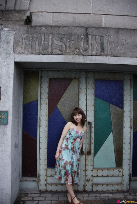 アジアのティーンマリー・カイが小さなおっぱいを披露し、ソロでポーズをとる