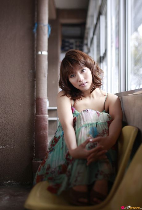 アジアのティーンマリー・カイが小さなおっぱいを披露し、ソロでポーズをとる