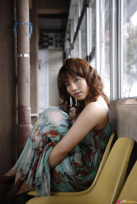 アジアのティーンマリー・カイが小さなおっぱいを披露し、ソロでポーズをとる