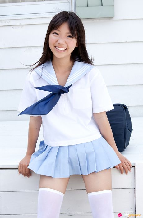 女學生 Fuuka Nishihama 展示她的小乳房並穿著絲襪擺姿勢