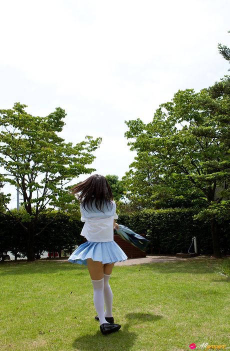 女學生 Fuuka Nishihama 展示她的小乳房並穿著絲襪擺姿勢